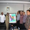 Ketua BKAD, H Aang Hamid Suganda memberikan cinderamata kepada walikota Banjar berupa peta Kunci Bersama.